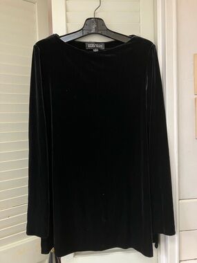Ellen Tracy Black Velvet Long Sleeve Crew Top